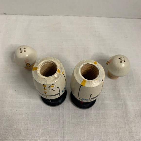 VINTAGE| Wooden Salt and Pepper Shakers - Picture 9 of 12